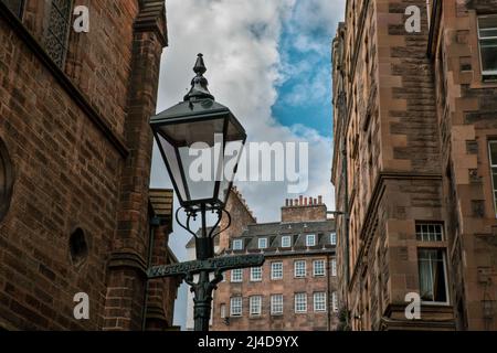 Quartier de la vieille ville d'Édimbourg, avec des bâtiments vieux de plusieurs siècles et des ruelles étroites. Le Royal Mile, avec des pubs traditionnels, des restaurants décontractés, des boutiques de souvenirs et des musées Banque D'Images