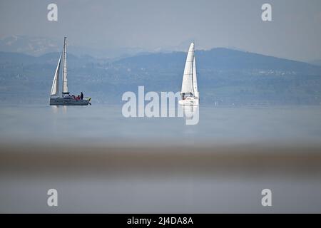 Kressbronn, Allemagne. 14th avril 2022. Deux voiliers d'une école de voile pratiquent au large de Kressbronn sur le lac de Constance. Le lac est calme, il n'y a pratiquement pas de vent. Credit: Felix Kästle/dpa/Alay Live News Banque D'Images