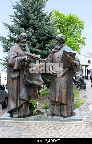 KIEV, UKRAINE - 3 MAI 2011: C'est un monument à Saint Cyril et Methodius dans la Lavra Kiev-Pechersk. Banque D'Images