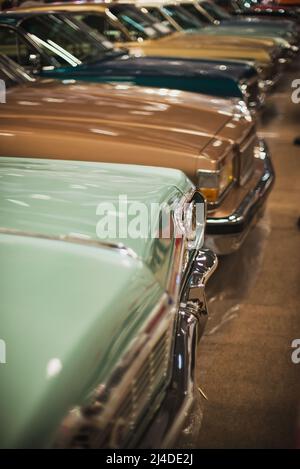 Izmir, Turquie - 4 décembre 2021 : gros plan de voitures classiques garées côte à côte à l'exposition de voitures classiques Izmir. Banque D'Images