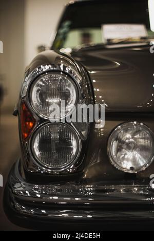 Izmir, Turquie - 4 décembre 2021 : gros plan d'un double phare d'un véhicule Mercedes Benz W109 classique à l'exposition des voitures classiques Izmir Banque D'Images