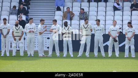 Londres, Royaume-Uni. 14 avril 2022, Londres, Royaume-Uni. L'équipe de Surrey en avance sur le match alors qu'elle prend le Hampshire dans le championnat du comté au Kia Oval, premier jour. David Rowe/Alay Live News. Banque D'Images