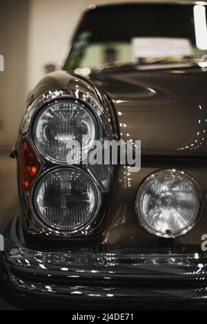 Izmir, Turquie - 4 décembre 2021 : gros plan d'un double phare d'un véhicule Mercedes Benz W109 classique à l'exposition des voitures classiques Izmir Banque D'Images