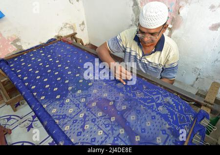 Dhaka. 14th avril 2022. Un travailleur superpose des vêtements pour le prochain festival d'Eid-ul-Fitr sur son lieu de travail à Dhaka, au Bangladesh, le 11 avril 2022. Credit: Xinhua/Alay Live News Banque D'Images