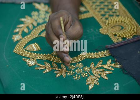 Dhaka. 14th avril 2022. Un travailleur superpose des vêtements pour le prochain festival d'Eid-ul-Fitr sur son lieu de travail à Dhaka, au Bangladesh. 11 avril 2022. Credit: Xinhua/Alay Live News Banque D'Images