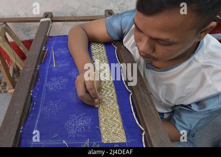 Dhaka. 14th avril 2022. Un travailleur superpose des vêtements pour le prochain festival d'Eid-ul-Fitr sur son lieu de travail à Dhaka, au Bangladesh, le 11 avril 2022. Credit: Xinhua/Alay Live News Banque D'Images