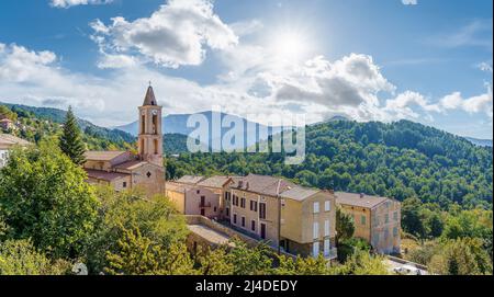 Paysage avec Evisa, village de montagne dans le département de la Corse-du-Sud de l'île Corse, France Banque D'Images