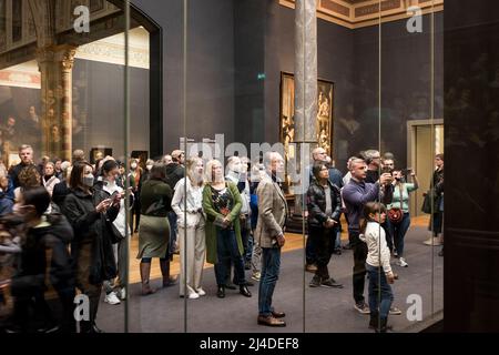 Les gens admirent le Night Watch by Rembrandt derrière son verre protecteur au Rijksmuseum à Amsterdam, aux pays-Bas. Banque D'Images