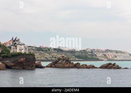 Vue des rochers Rocher de la Vierge à la plage plages du Port Vieux et de la Côte des Basques. Département Pyrénées-Atlantiques, pays basque français Banque D'Images