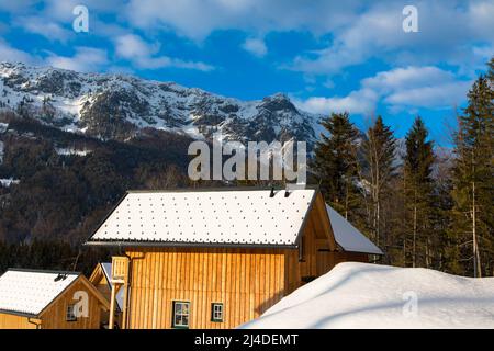 Cabanes de montagne en bois alpin avec beaucoup de neige et vue sur la montagne. Station de ski près de Grundlsee, Styrie, Autriche Banque D'Images