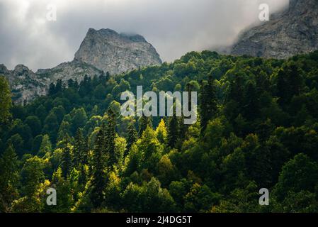 Vue sur la montagne du col de Fisht-Oshten et les montagnes environnantes. République d'Adygea. Russie. Photo de haute qualité Banque D'Images