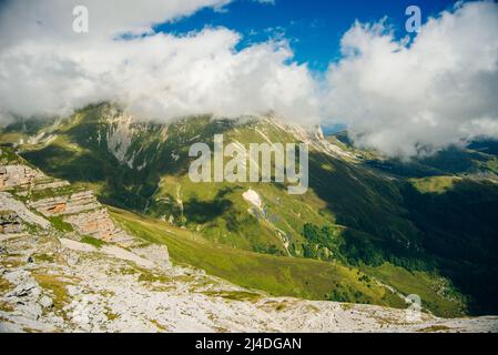 Vue sur la montagne du col de Fisht-Oshten et les montagnes environnantes. République d'Adygea. Russie. Photo de haute qualité Banque D'Images