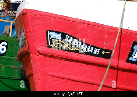 Arbroath Harbour, en Écosse Angus, un port de pêche actif ainsi que des bateaux de plaisance, célèbres pour les Smokies d'Arbroath, la tour de signal et le musée. Banque D'Images