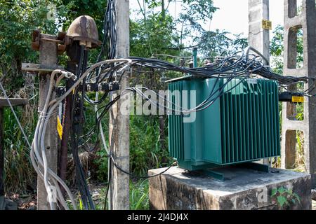 electricité point asie avec de vieux fils Banque D'Images