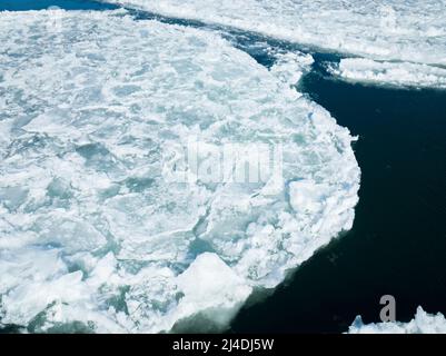 Vue aérienne des modèles de flotteurs de glace sur le fleuve Saint-Laurent en hiver Banque D'Images