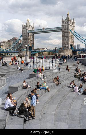 LONDRES, ROYAUME-UNI. 14 avril 2022 . Les gens qui se détendent sous le soleil de printemps à l'occasion de sa promenade au bord de la rivière de Londres sur ce qui devrait être le jour le plus chaud de l'année, dans la mesure où les températures devraient augmenter pour la période des fêtes de Pâques atteignant 21 degrés celsius. Credit: amer ghazzal / Alamy Live News Banque D'Images