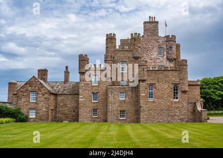 Vue extérieure du château de Mey à Caithness sur la côte nord de l'Écosse, Royaume-Uni Banque D'Images