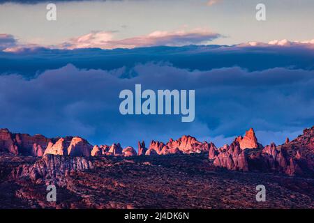 La région de Fiery Furnace, dans le parc national d'Arches, Utah, s'allume avant le coucher du soleil. Banque D'Images