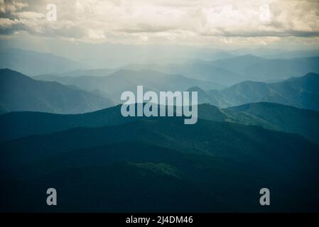 Vue sur la montagne du col de Fisht-Oshten et les montagnes environnantes. République d'Adygea. Russie. Photo de haute qualité Banque D'Images