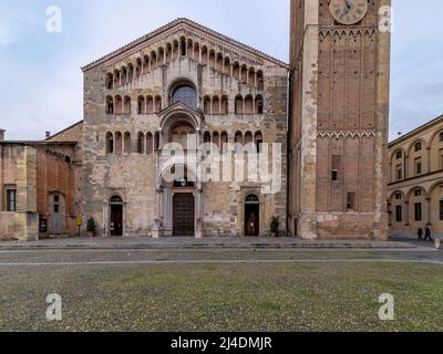 Un aperçu de la cathédrale de Parme, en Italie, dans un moment de tranquillité Banque D'Images