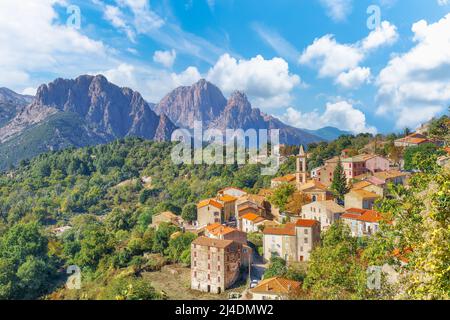 Paysage avec Evisa, village de montagne dans le département de la Corse-du-Sud de l'île Corse, France Banque D'Images