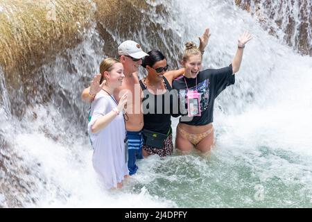 Groupe touristique posant aux chutes du fleuve Dunns, Ocho Rios, paroisse de St Ann, Jamaïque, grandes Antilles, Caraïbes Banque D'Images