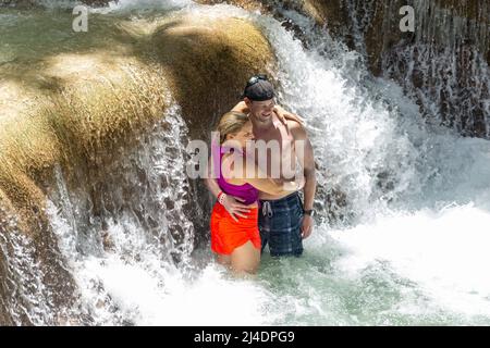 Couple touristique posant aux chutes du fleuve Dunns, Ocho Rios, paroisse de St Ann, Jamaïque, grandes Antilles, Caraïbes Banque D'Images