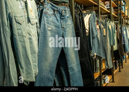 Shopping dans le magasin phare de Levi Strauss and Co. À Times Square, à New York, le lundi 4 avril 2022. (© Richard B. Levine) Banque D'Images