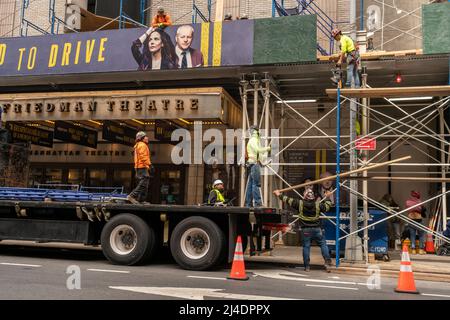 Les ouvriers construisent des échafaudages au-dessus du Manhattan Theatre ClubÕs Samuel J, Friedman Theatre où ÒHow j'ai appris à DriveÓ se produit un lundi sombre, le 4 avril 2022. (© Richard B. Levine) Banque D'Images