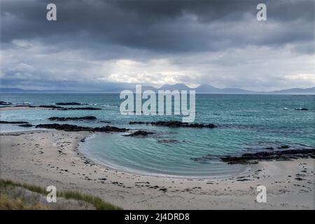 En regardant vers les paps du Jura depuis l'île Hebridée intérieure de Colonsay Banque D'Images