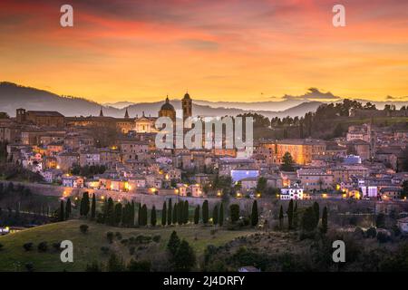 Urbino, Italie cité médiévale fortifiée dans la région des Marches au crépuscule. Banque D'Images