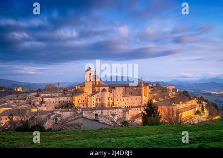 Urbino, Italie cité médiévale fortifiée dans la région des Marches au crépuscule. Banque D'Images
