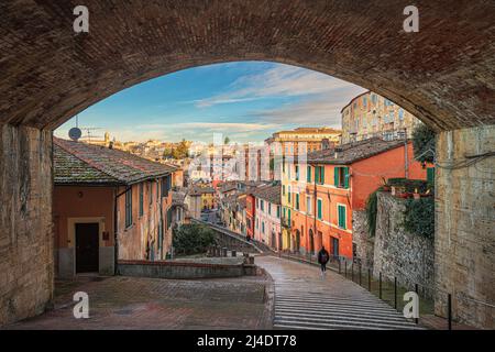 Pérouse, Italie sur la rue médiévale Aqueduct le matin. Banque D'Images