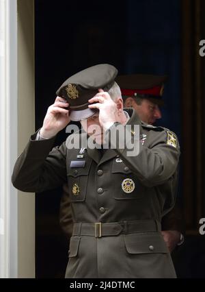 LE général AMÉRICAIN James C McConville (chef d'état-major de l'armée américaine) et le général Sir Mark Carleton-Smith (chef d'état-major général de l'armée britannique) lea Banque D'Images