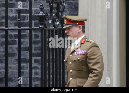 Le général Sir Mark Carleton-Smith (chef d'état-major général de l'armée britannique) quitte le 10 Downing Street lors d'une visite au Royaume-Uni du général américain James C. Banque D'Images