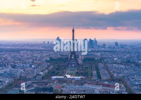 Vue sur Paris depuis le haut au coucher du soleil. France, Europe Banque D'Images