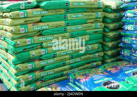 Pile de sacs sans tourbe de fruits et de compost de potager dans le centre du jardin Royaume-Uni Banque D'Images