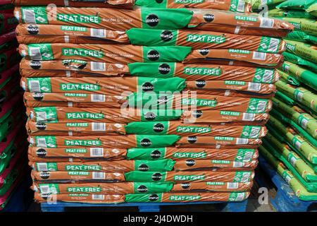 Pile de sacs de compost de jardin sans tourbe dans le centre de jardin Royaume-Uni Banque D'Images