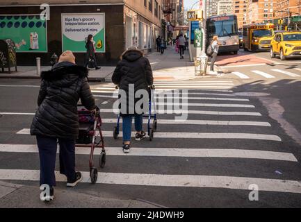 Les femmes âgées traversent une intersection à Kips Bay, à New York, le vendredi 8 avril 2022. (© Richard B. Levine) Banque D'Images