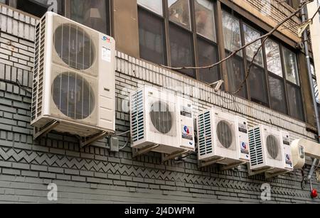 Équipement de CVC sur le côté d'un bâtiment dans le quartier du Lower East Side à New York le samedi 9 avril 2022. (© Richard b. Levine) Banque D'Images