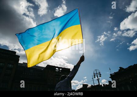 Drapeau de l'Ukraine qui s'agite au soleil Banque D'Images