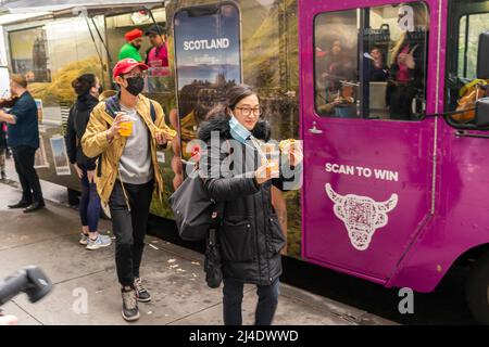 Les gens apprécient l'activation de la marque Scotland près de Madison Square Park à New York le mercredi 6 avril 2022. La promotion du tourisme en Écosse est un lien avec les festivités annuelles de la semaine du tartan à New York qui ont culminé avec la parade du jour du tartan le 9 avril. (© Richard B. Levine) Banque D'Images