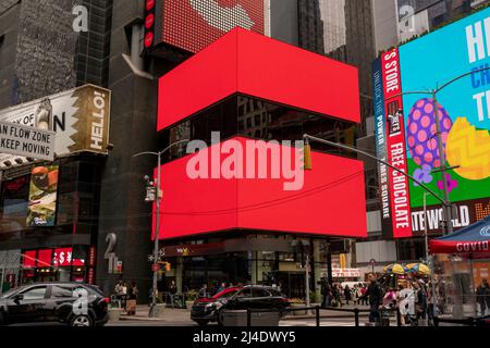 Un affichage numérique dans Times Square à New York est pris entre les publicités le lundi 4 avril 2022. (© Richard B. Levine) Banque D'Images