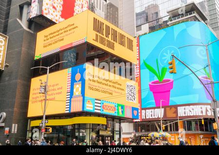 Un affichage numérique dans Times Square à New York fait la promotion du tourisme le lundi 4 avril 2022. (© Richard B. Levine) Banque D'Images