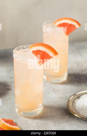 Cocktail de péquila Paloma frais avec pamplemousse et sel Banque D'Images