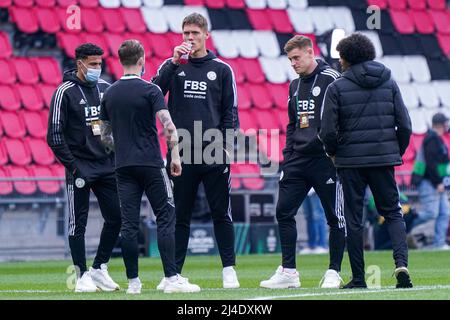 EINDHOVEN, PAYS-BAS - AVRIL 14 : James Justin de Leicester City, Jannik Vestergaard de Leicester City, James Maddison de Leicester City, Harvey Barnes de Leicester City, Hamza Choudhury de Leicester City vérifie le terrain avant la finale de la Ligue des conférences de l'UEFA, Match de deuxième jambe entre le PSV Eindhoven et Leicester City à Phillips Stadion le 14 avril 2022 à Eindhoven, pays-Bas (photo de Jeroen Meuwsen/Orange Pictures) Banque D'Images