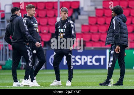 EINDHOVEN, PAYS-BAS - AVRIL 14 : James Justin de Leicester City, Harvey Barnes de Leicester City, Luke Thomas de Leicester City, Hamza Choudhury de Leicester City vérifie le terrain avant la finale de la Ligue des conférences de l'UEFA, Match de deuxième jambe entre le PSV Eindhoven et Leicester City à Phillips Stadion le 14 avril 2022 à Eindhoven, pays-Bas (photo de Jeroen Meuwsen/Orange Pictures) Banque D'Images