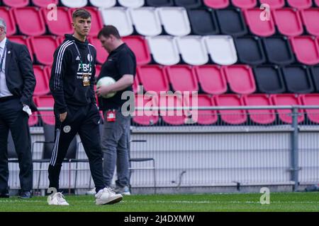 EINDHOVEN, PAYS-BAS - AVRIL 14 : Luke Thomas de Leicester City vérifie le terrain avant la finale de la Conférence de l'UEFA, deuxième match entre le PSV Eindhoven et Leicester City à Phillips Stadion le 14 avril 2022 à Eindhoven, pays-Bas (photo de Jeroen Meuwsen/Orange Pictures) Banque D'Images