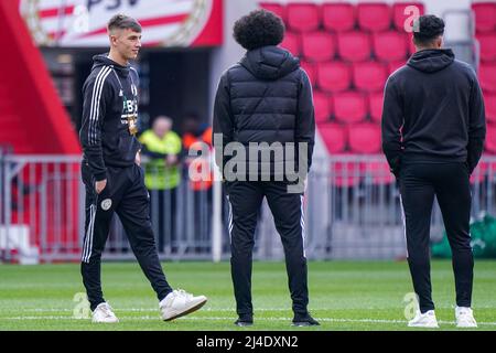 EINDHOVEN, PAYS-BAS - AVRIL 14 : Luke Thomas de Leicester City vérifie le terrain avant la finale de la Conférence de l'UEFA, deuxième match entre le PSV Eindhoven et Leicester City à Phillips Stadion le 14 avril 2022 à Eindhoven, pays-Bas (photo de Jeroen Meuwsen/Orange Pictures) Banque D'Images