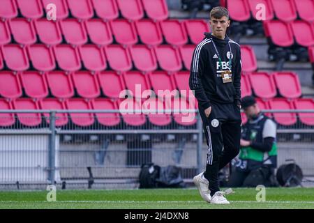 EINDHOVEN, PAYS-BAS - AVRIL 14 : Luke Thomas de Leicester City vérifie le terrain avant la finale de la Conférence de l'UEFA, deuxième match entre le PSV Eindhoven et Leicester City à Phillips Stadion le 14 avril 2022 à Eindhoven, pays-Bas (photo de Jeroen Meuwsen/Orange Pictures) Banque D'Images